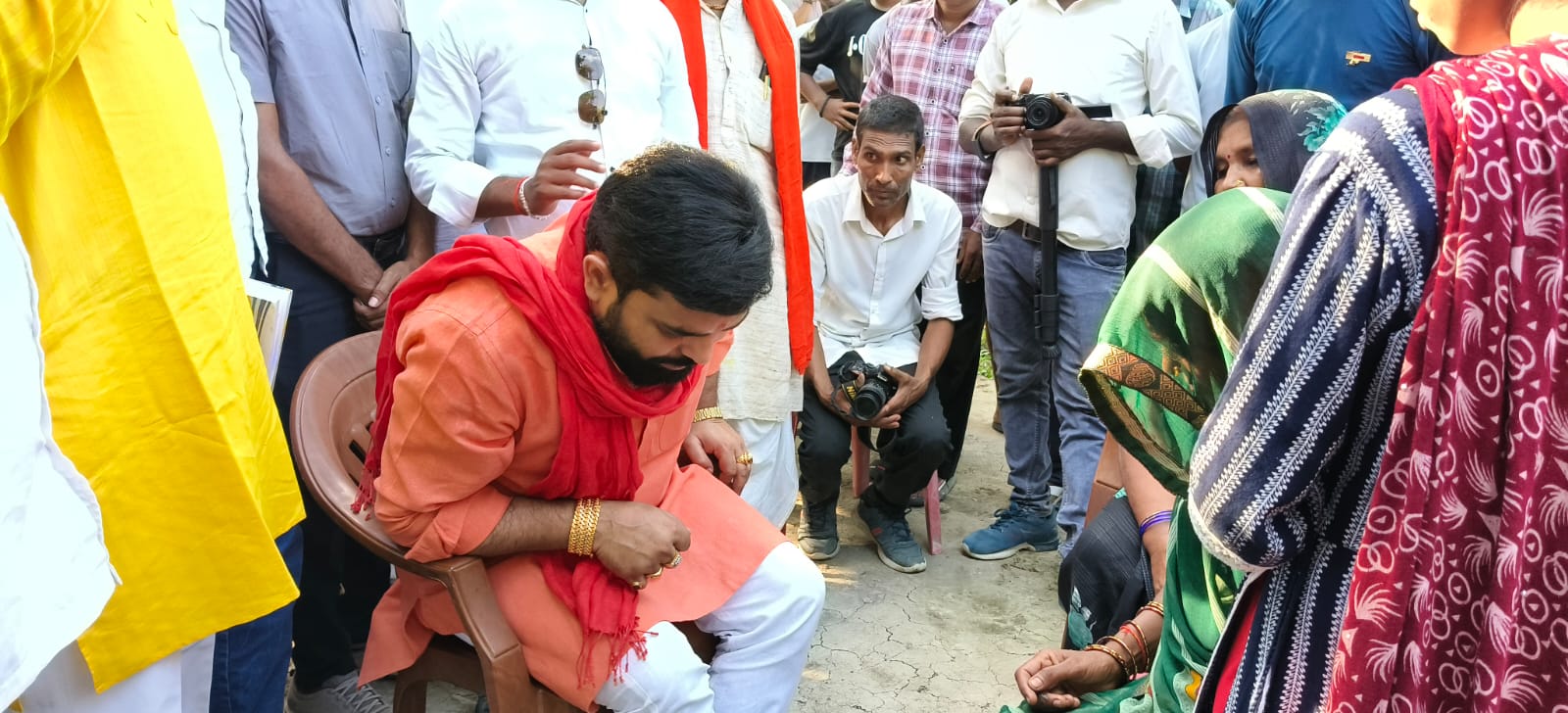 सेवार्थम ने धरियामऊ हादसे में जान गवाने वाले युवकों के परिवार को दी मदद