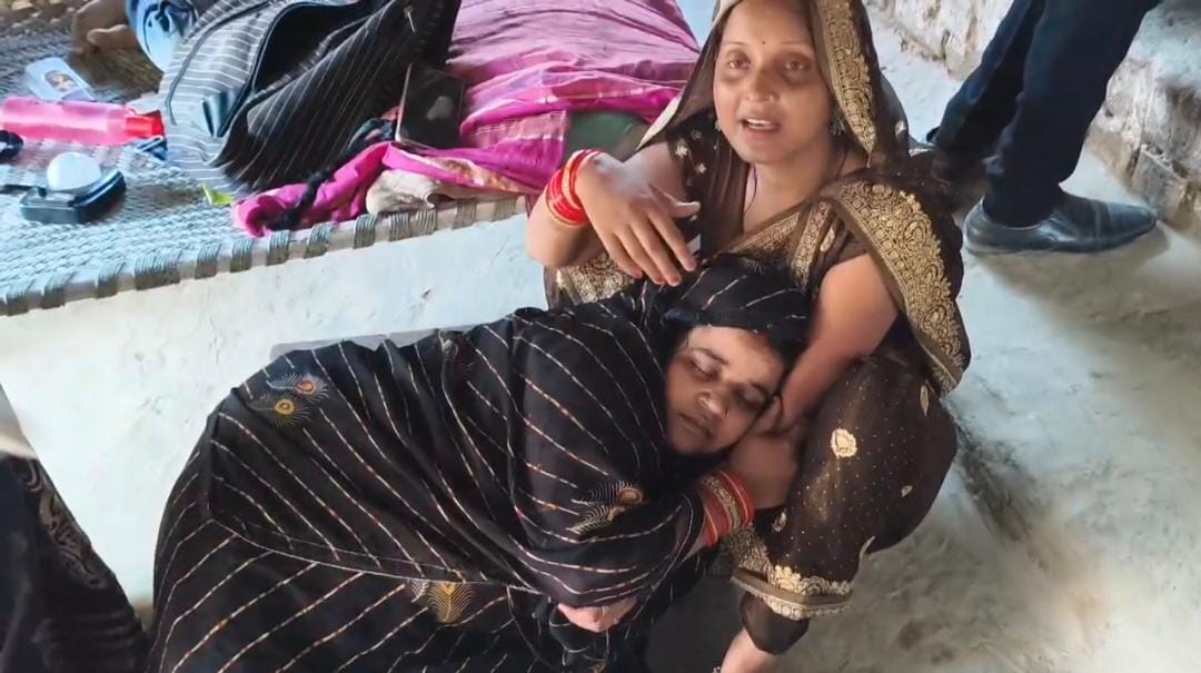 प्रतापगढ़ पट्टी कोतवाली क्षेत्र के अंतर्गत दिनदहाड़े महिला को बंधक बनाकर लाखों के जेवरात व कैश ले गए बदमाश