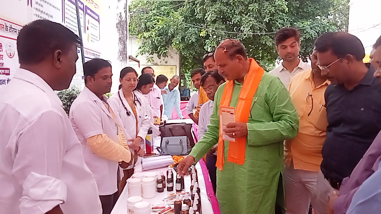 लम्भुआ स्वास्थ्य मेले का भाजपा जिला महामंत्री विजय त्रिपाठी ने फीता काटकर किया शुभारंभ