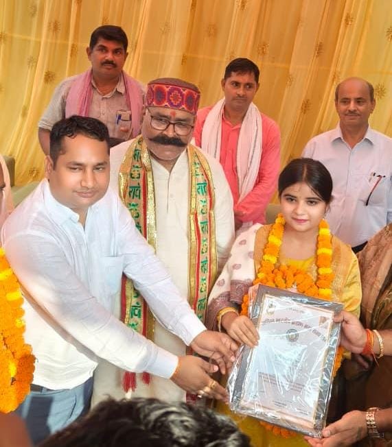 *सुल्तानपुर/ चांदा पं. राजेंद्रनाथ त्रिपाठी ने छतौना में लोकप्रिय इनफ्युएंसर पल्लवी मिश्रा को किया सम्मानित*    