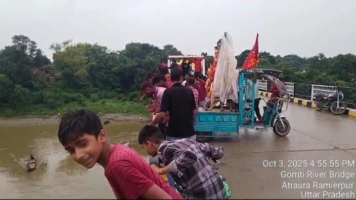 *सुल्तानपुर करौदी थाना क्षेत्र के अंतर्गत इब्राहिमपुर पुल के उपर से नदी में फेक कर विसर्जित की जा रही मूर्तियां*