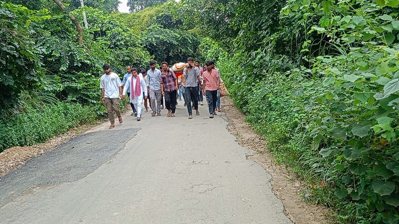 युवक की मौत के बाद परिजनों ने अन्तिम संस्कार से किया इनकार काफी मसक्क्त के बाद माने परिजन