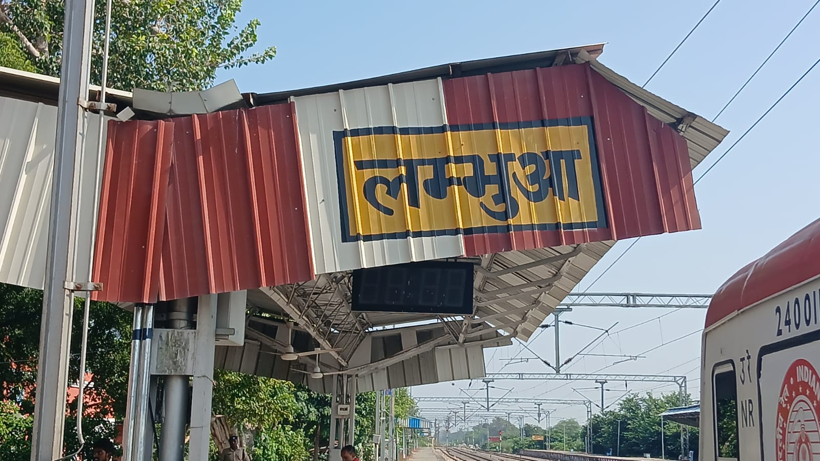 डी आर एम ने लम्भुआ रेलवे स्टेशन का किया औचक निरिक्षण कार्य प्रगति का लिया जायजा