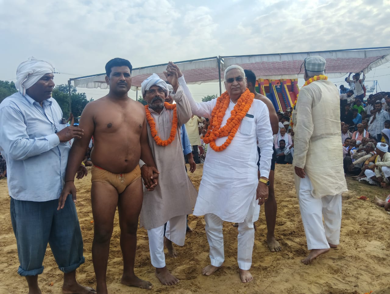 मेढा ग्राम पंचायत का ऐतिहासिक दंगल: जौनपुर केसरी ने सुल्तानपुर के अंगद को दी पटकनी