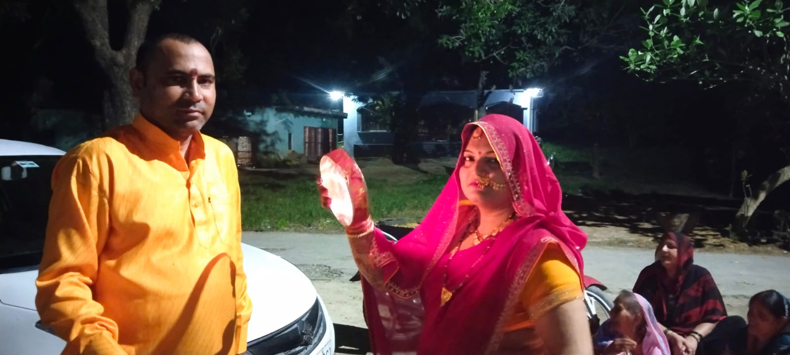 प्रतापगढ़ में महिलाओं ने मनाया करवा चौथ पर्व पति की लंबी उम्र के लिए रखा निर्जला व्रत*