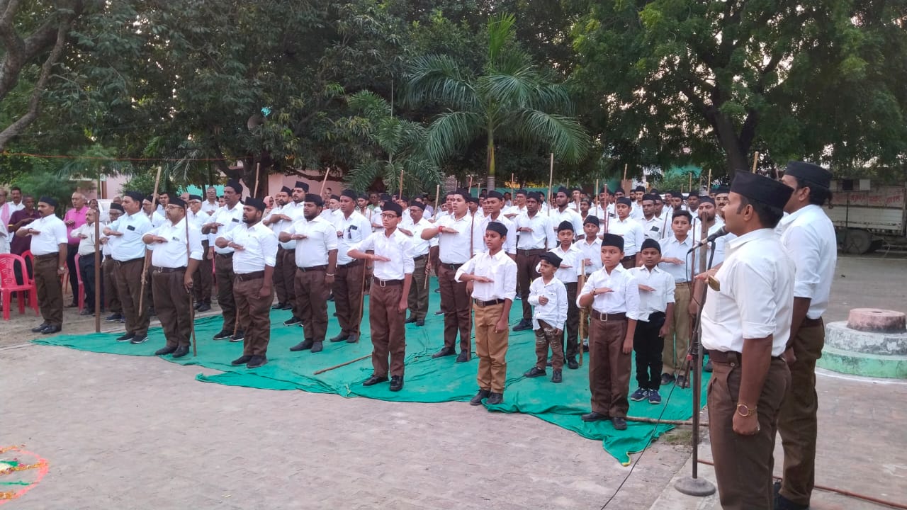 प्रतापगढ़ नगर पंचायत ढकवा में राष्ट्रीय स्वयंसेवक संघ द्वारा पथ संचलन का किया गया आयोजन