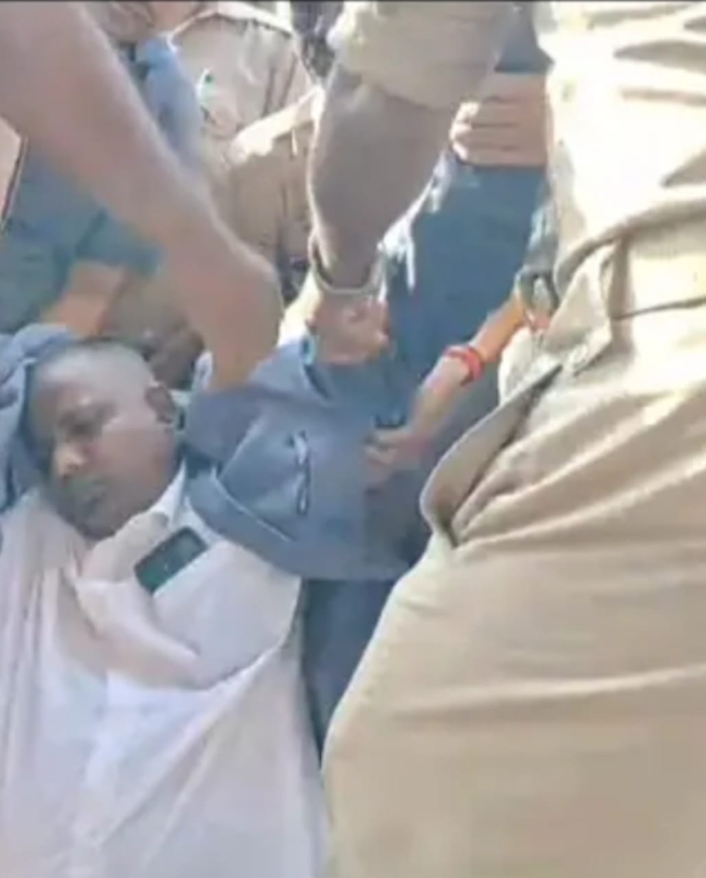 शिकायतों की अनसुनी से आहत व्यक्ति ने किया आत्मदाह का प्रयास, पुलिस ने बचाया