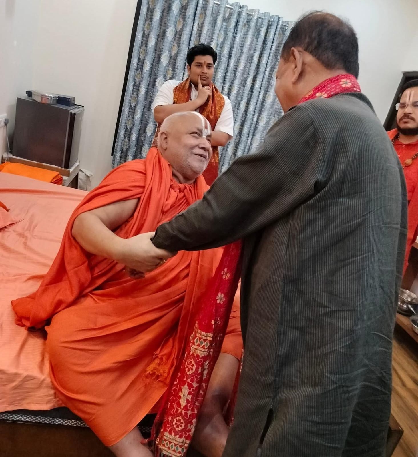 *प्रतापगढ़ नगर पंचायत ढकवा पहुंचे पूर्व कैबिनेट मंत्री मोती सिंह क्षेत्रवासियों को दी दीपावली की शुभकामनाएं*