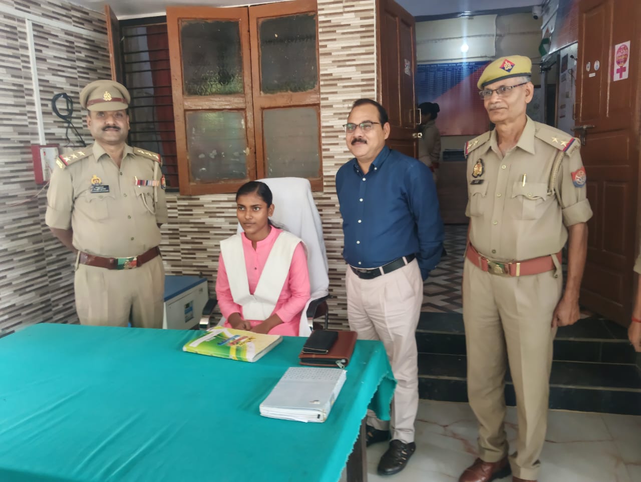 *बीएससी की छात्रा एक दिन के लिए बनी सिंगरामऊ थानाध्यक्ष*