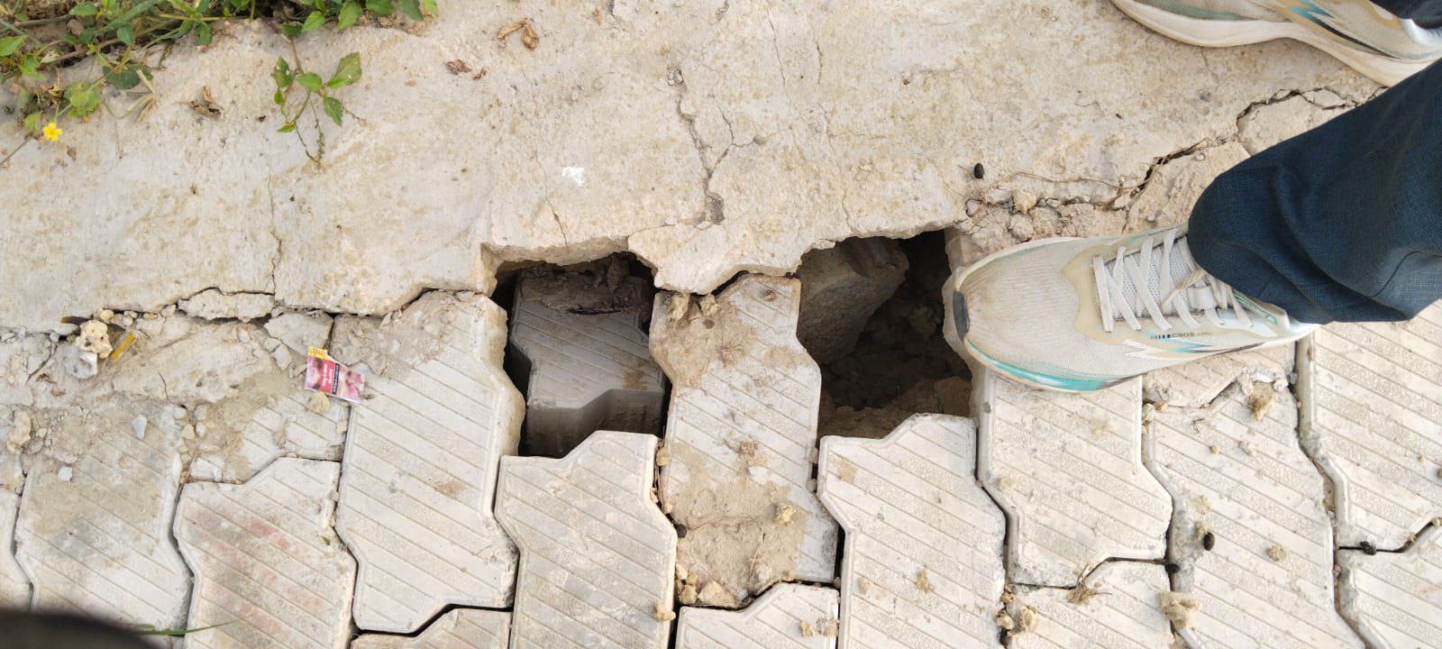 *गोशाला निर्माण में भ्रष्टाचार की बूः हैंडओवर से पहले ही क्षतिग्रस्त हुई नगर पंचायत ढकवा की गोशाला।*