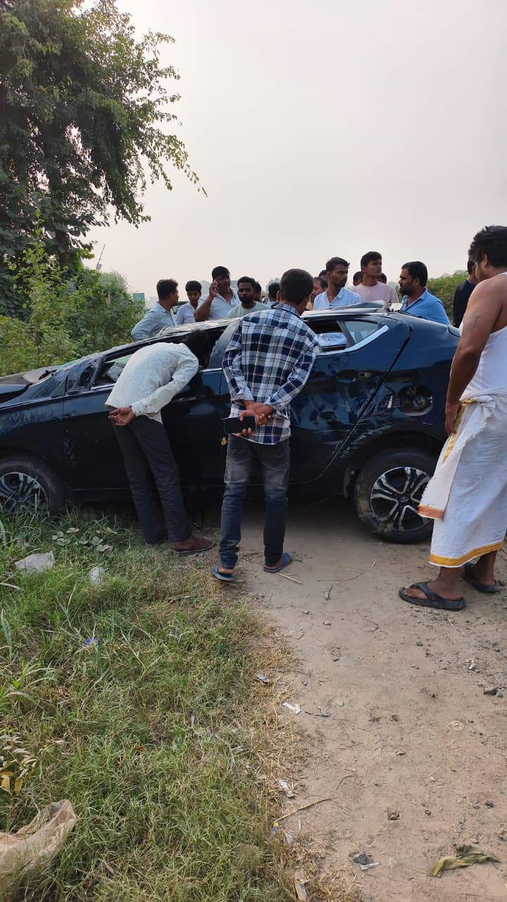 बेदूपारा के समीप कार का टायर फटने से हुई दुर्घटनाग्रस्त सभी बाल बाल बचे