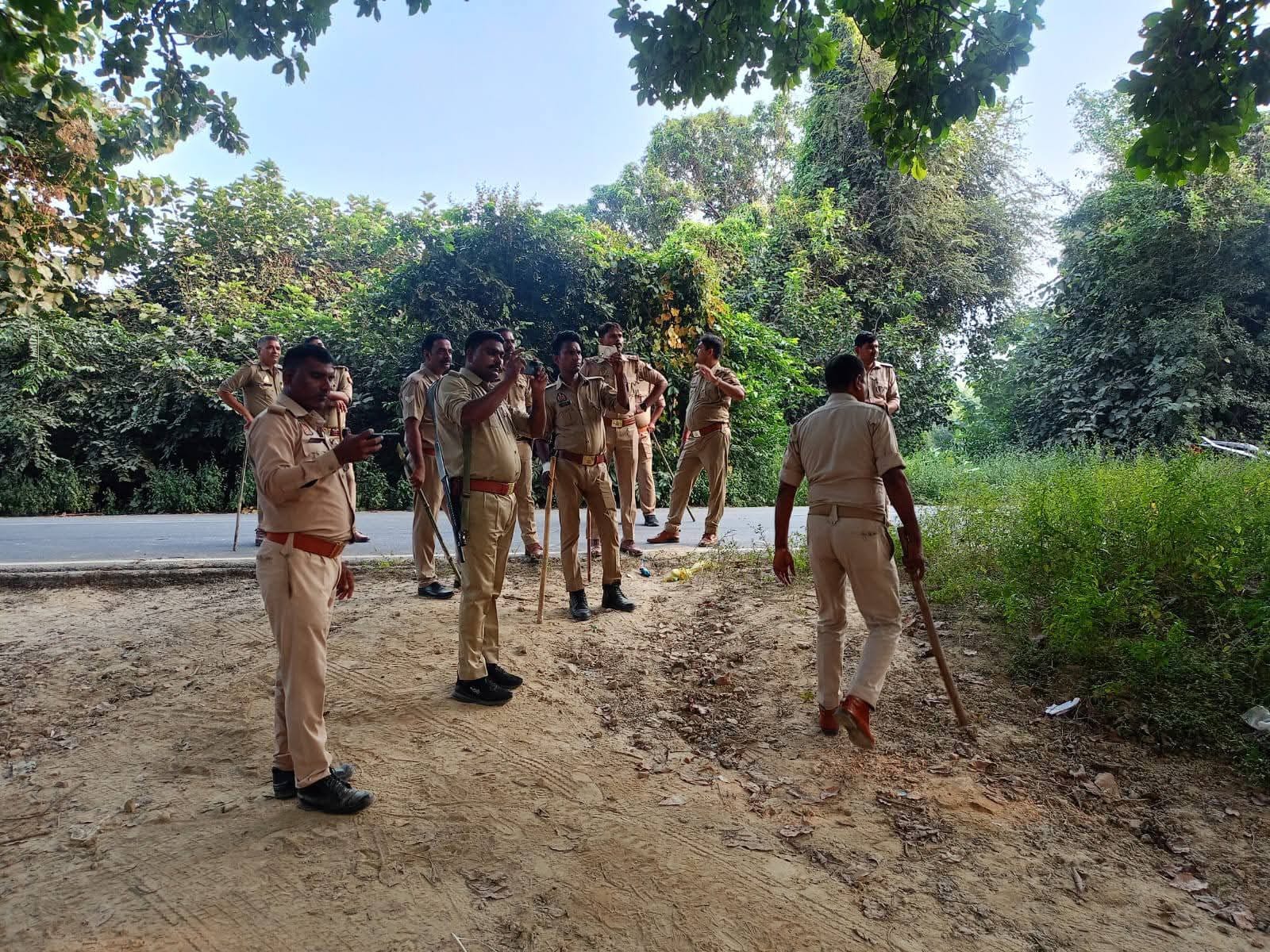 प्रतापगढ़ पट्टी तहसील के अंतर्गत ग्राम सभा की जमीन में बने अवैध मंदिर को तहसील प्रशासन ने हटवाया