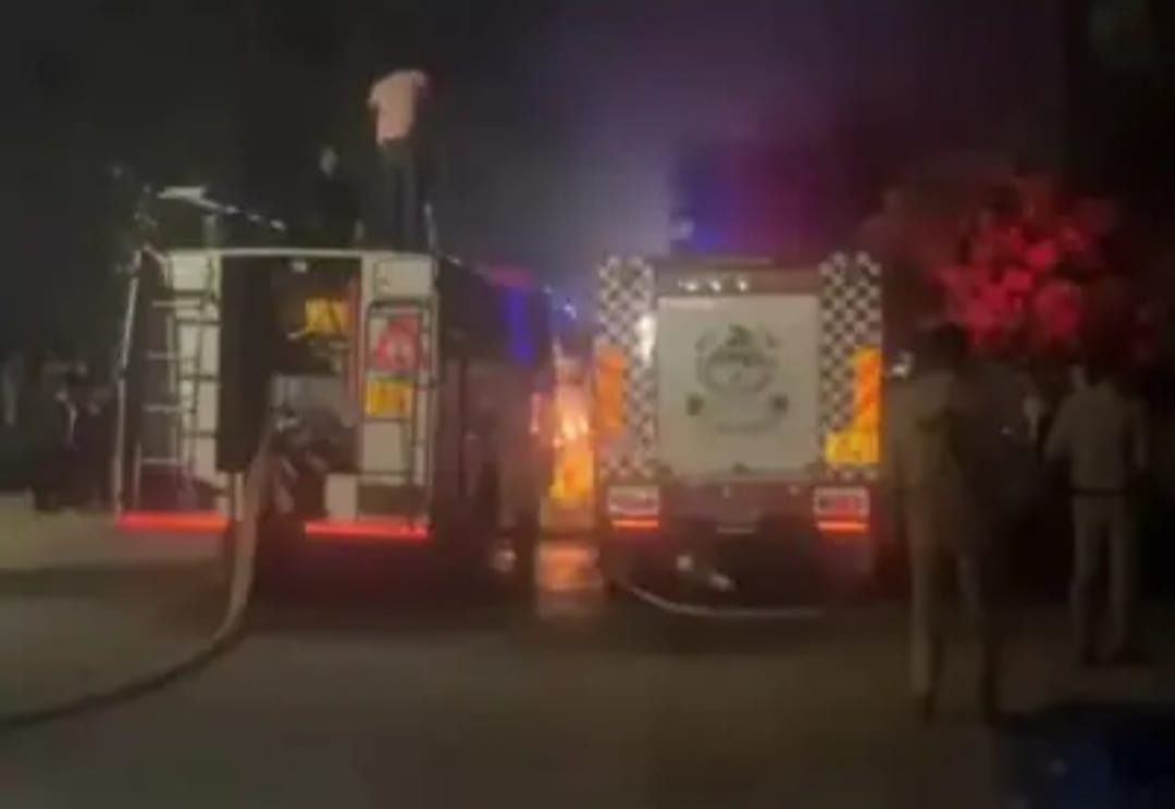 फ्लिपकार्ट वेयरहाउस में भीषण आग, लाखों का सामान जलकर राख