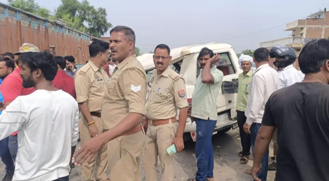 *विंध्याचल दर्शन करा कर लौट रही बोलेरो, खड़ी ट्रक से टकराई, पति पत्नी समेत तीन की मौत*