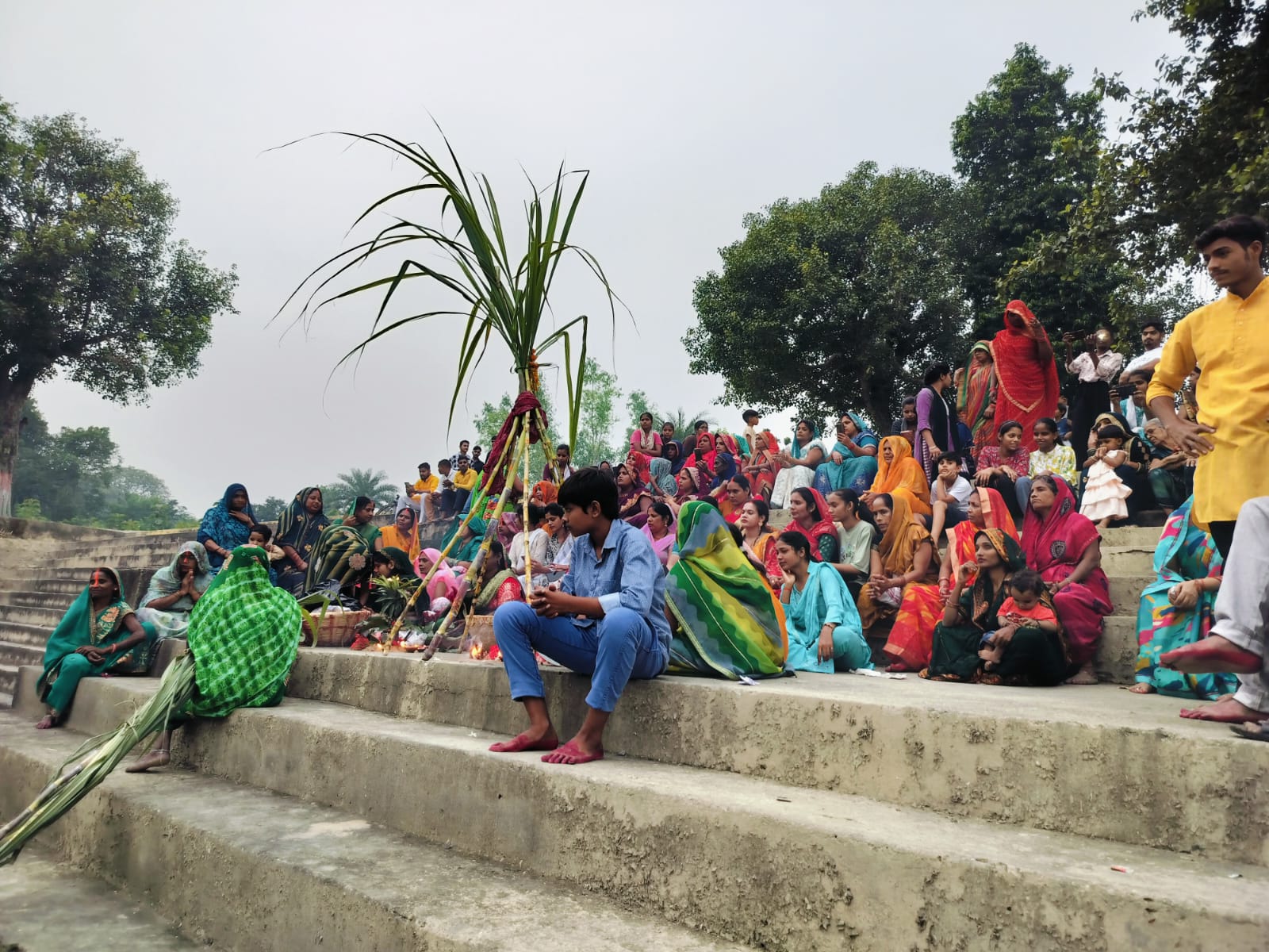 सिगरामऊ श्रद्धालु महिलाओं ने किया अस्ताचलगामी सूर्य का पूजन