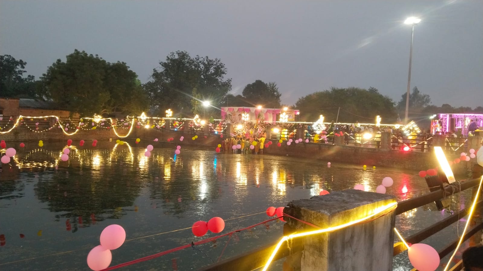 प्रतापगढ़ नगर पंचायत ढकवा वार्ड नंबर 7 स्थित तालाब में महिलाओं द्वारा धूमधाम से मनाया गया महापर्व छठ पूजा