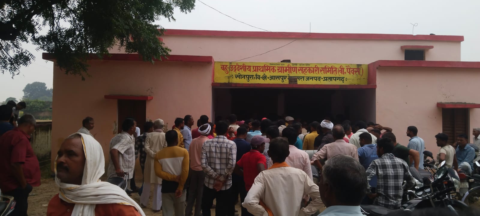 *प्रतापगढ़ नगर पंचायत ढकवा सोनपुरा सहकारी समिति पर डी ए पी के लिए किसान कर रहा संघर्ष*