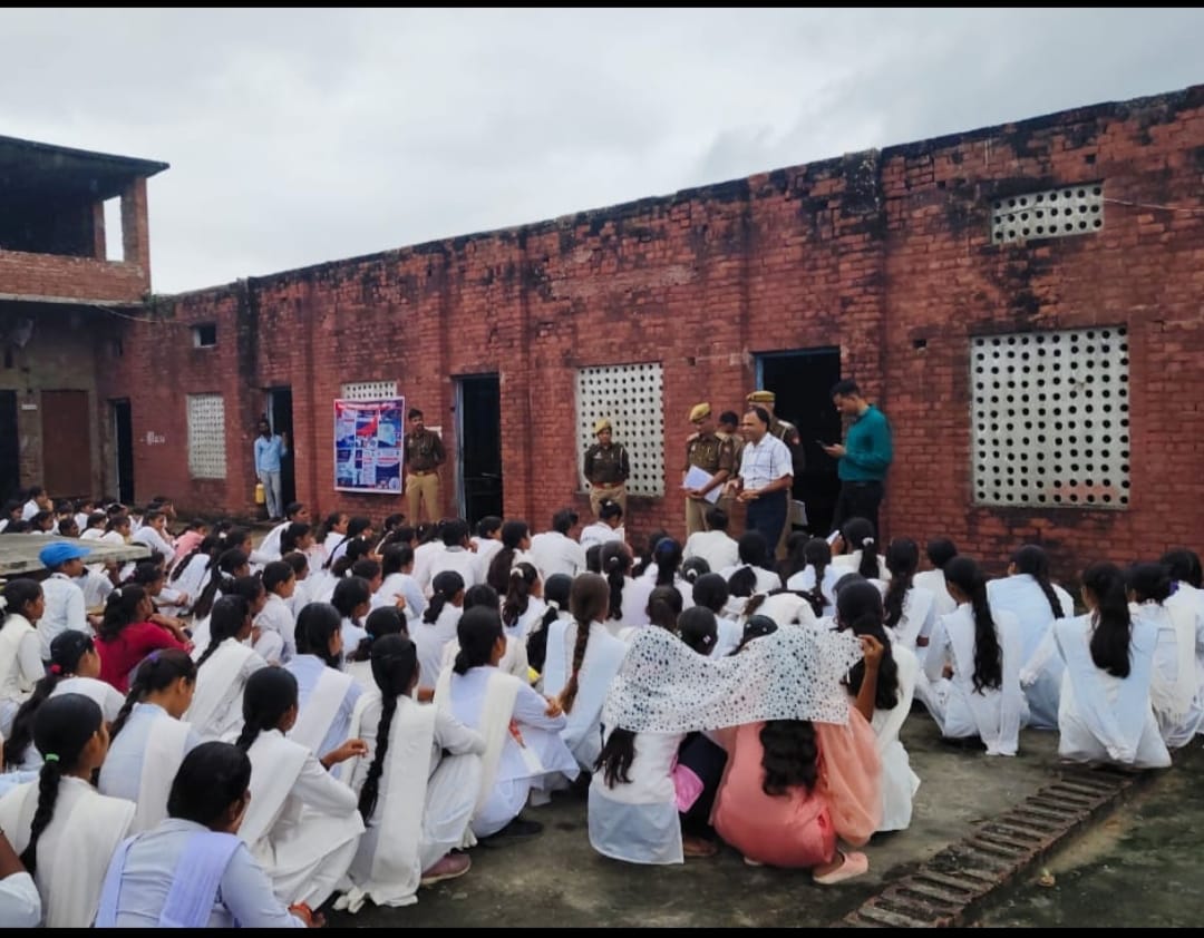 मिशन शक्ति फेज-5 के तहत एंटी रोमियो टीम ने छात्रों को किया जागरूक