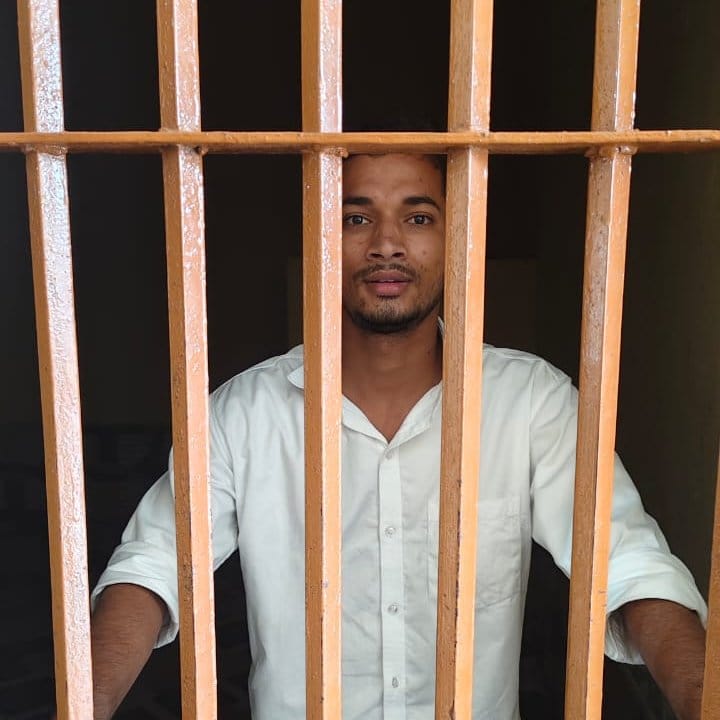 दातुन ब्वॉय” आकाश यादव गिरफ्तार, वायरल वीडियो में पिस्टल तानने का मामला