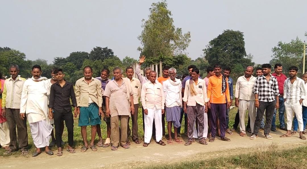 प्रतापगढ़ आसपुर देवसरा क्षेत्रांतर्गत ग्राम सभा अतरौरा मीरपुर 40 वर्ष पुरानी रास्ता अवरुद्ध होने से ग्रामीणों में भारी आक्रोश