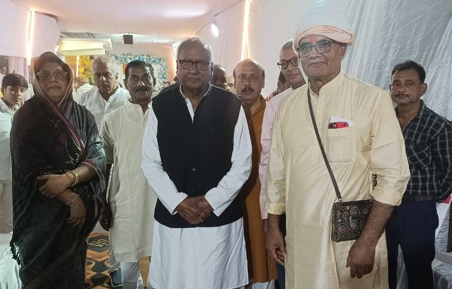उत्तर बिहार के प्रसिद्ध अधिवक्ता बीरेंद्र नारायण सिंह के ब्रह्मभोज में पहुंचे पूर्व राज्यपाल और झारखंड उच्च न्यायालय के पूर्व न्यायाधीश