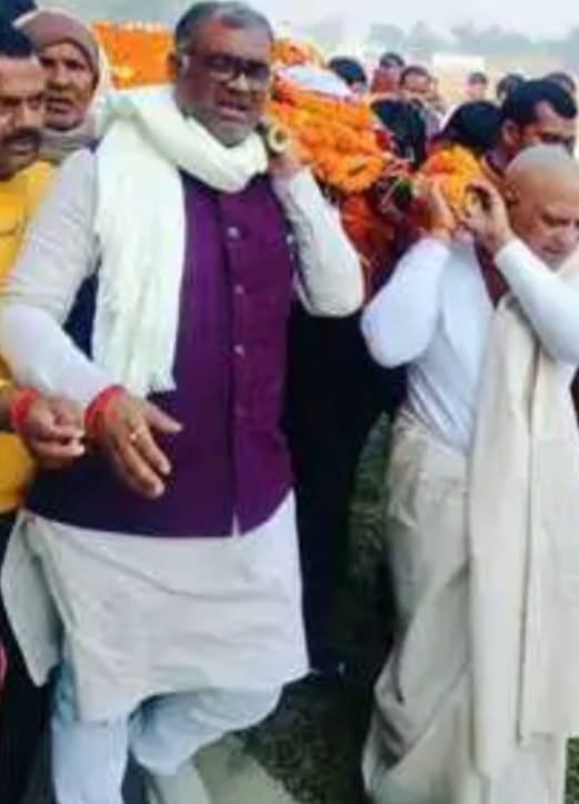 राज्यमंत्री गिरीश चंद्र यादव के पिता सवधू यादव पंचतत्व में विलीन