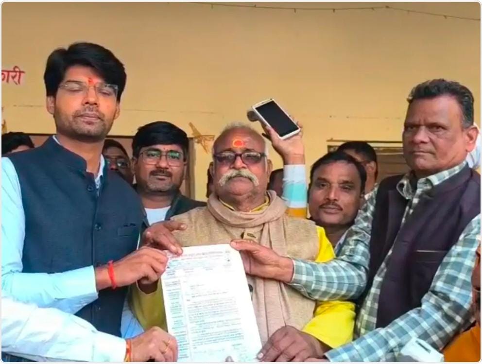 प्रतापगढ़ में कोटेदारों का प्रदर्शन, ई-पास मशीनें जमा कीं