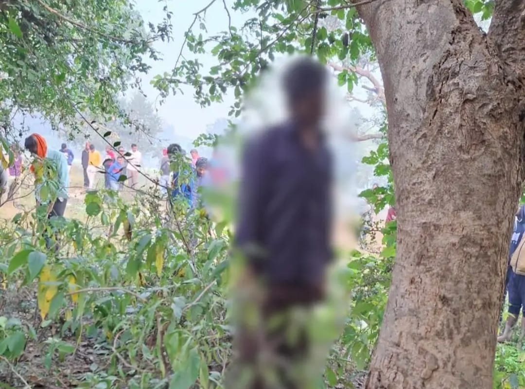 जंगल में पेड़ पर रस्सी से युवक ने लगाई फांसी