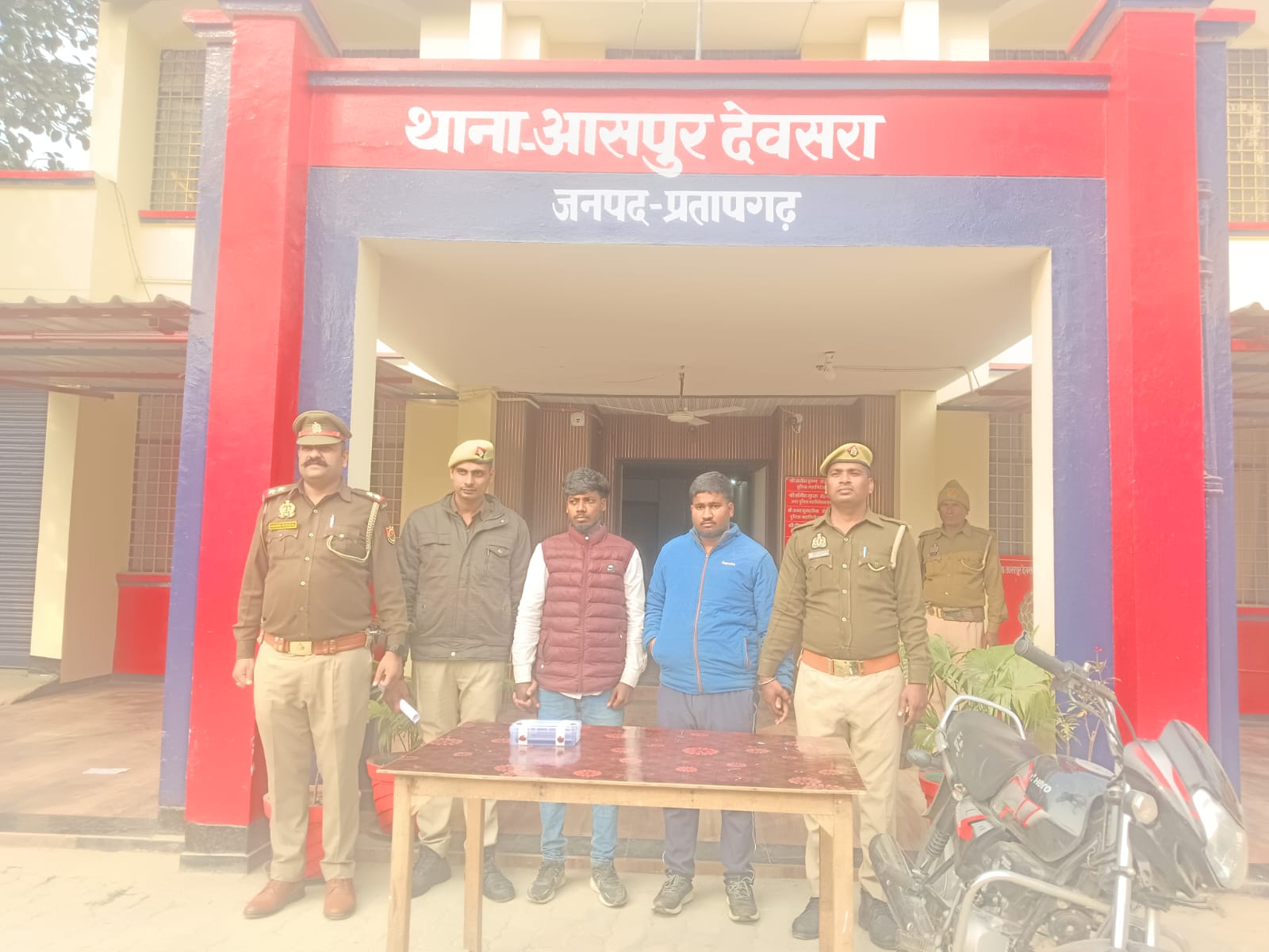 प्रतापगढ़ थाना आसपुर देवसरा। क्षेत्रांतर्गत दिनदहाड़े फायरिंग मामले में दो आरोपी गिरफ्तार, मोबाइल व बाइक बरामद