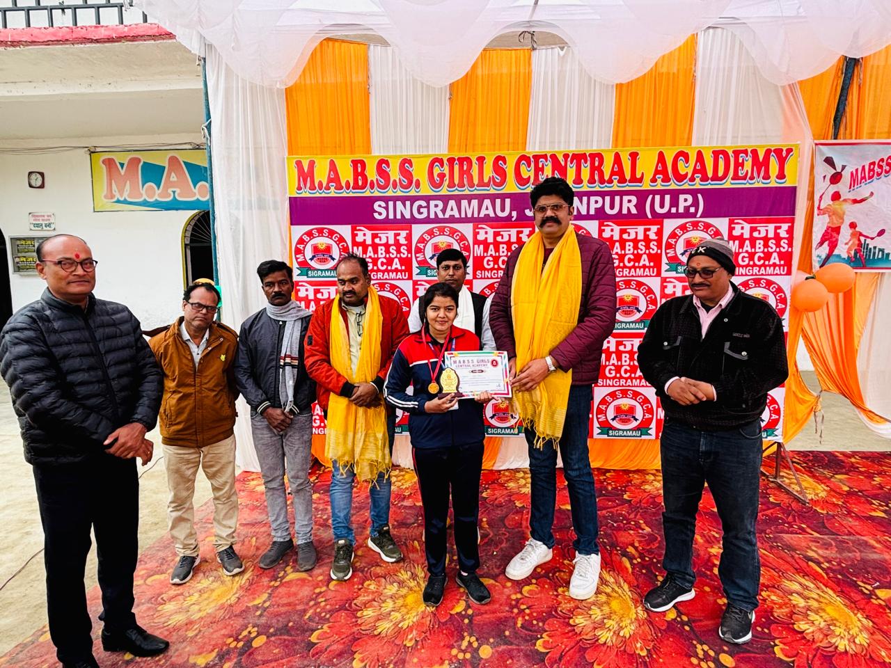 कुंवर मृगेंद्र सिंह ने विजेता बच्चों को किया पुरस्कृत