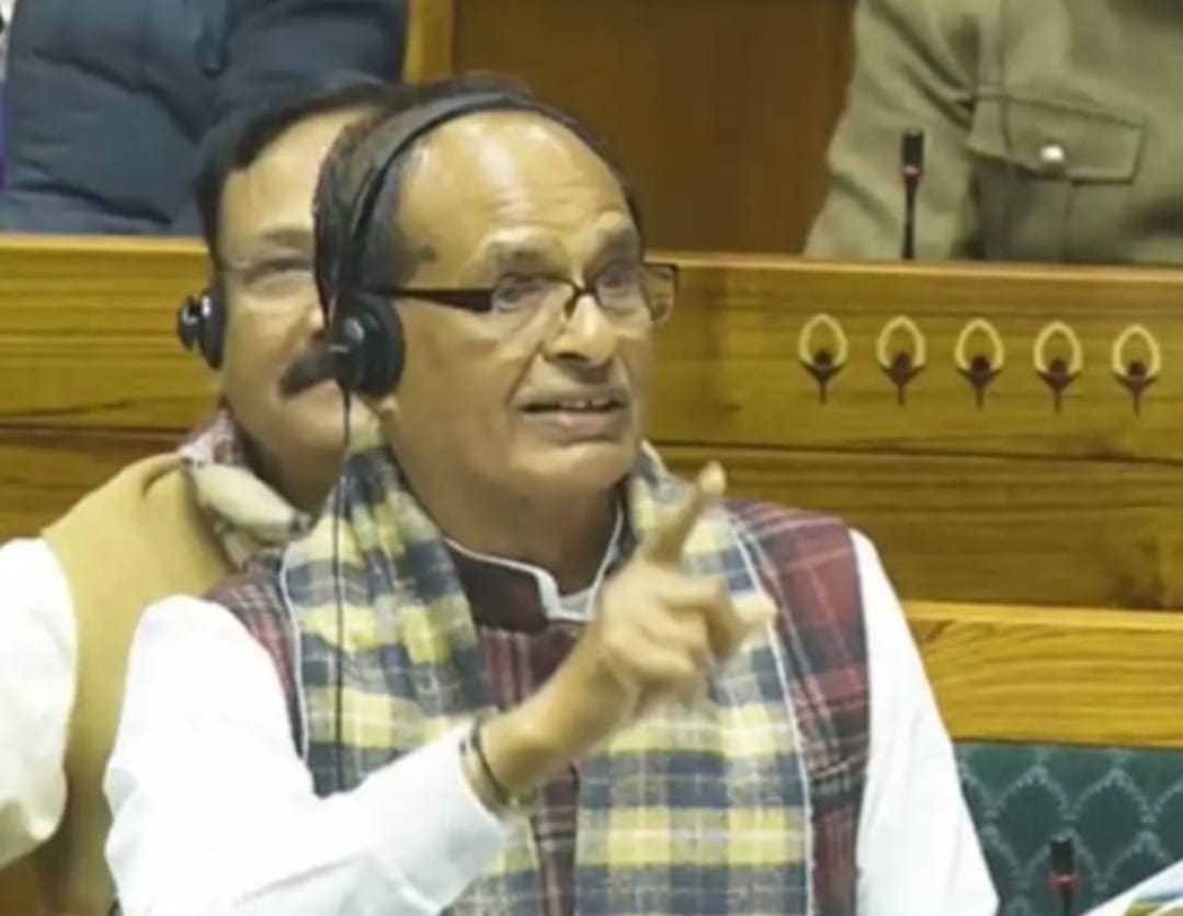 मनरेगा की जगह नया रोजगार बिल जी राम जी लोकसभा से पास, विपक्षी सांसदों ने बिल के पेज फाड़कर उड़ाए