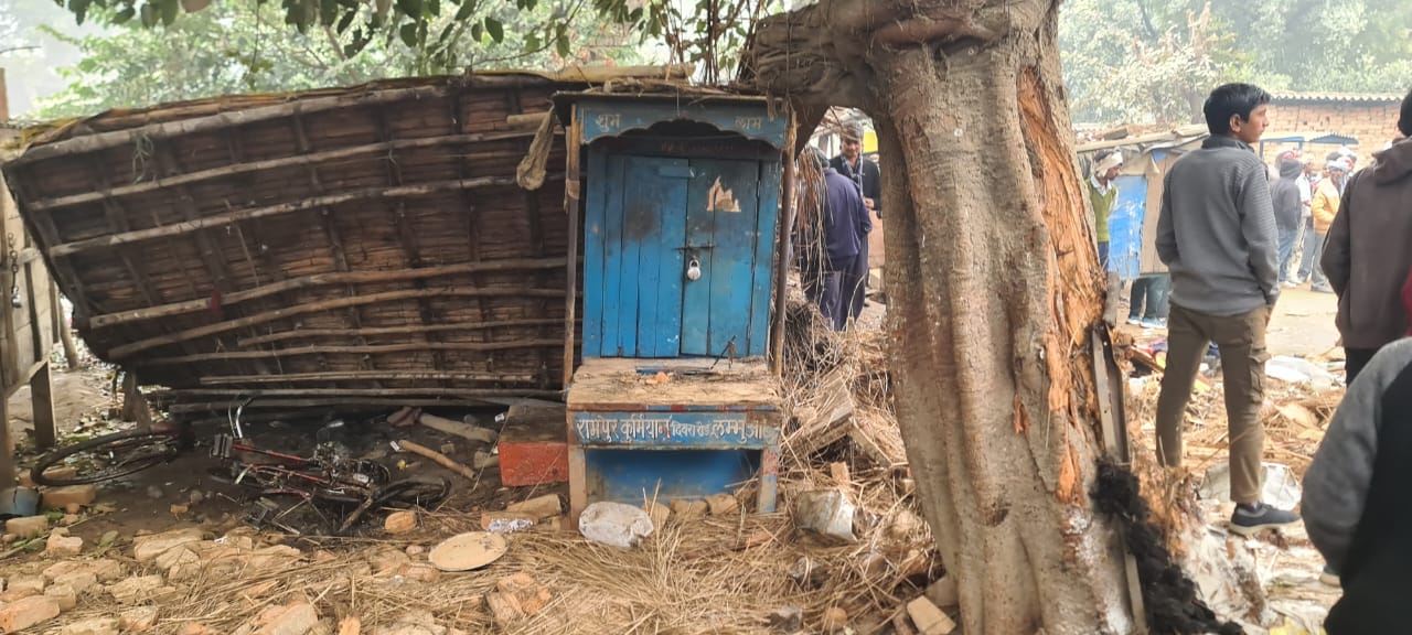 घने कोहरे में अनियंत्रित सरिया लदी ट्रक पेड़ से टकराई, चालक व दुकानदार की मौत, सात घायल