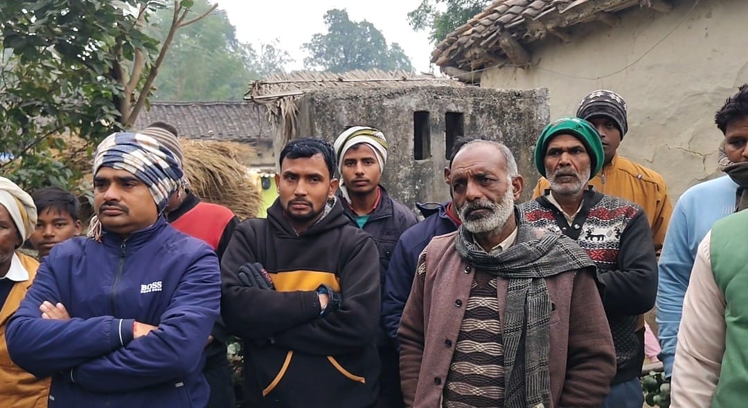 निर्मम हत्या के बाद प्रशासनिक लापरवाही से ग्रामीणों आक्रोश कारण बनी हल्का लेखपाल झुनझुन बाला