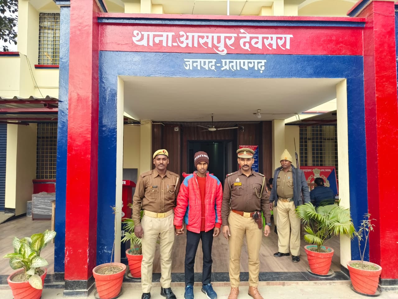 प्रतापगढ़ आसपुर देवसरा थाना क्षेत्र के अंतर्गत छात्रा को जहर पिलाने के मामले में हुआ मुकदमा दर्ज