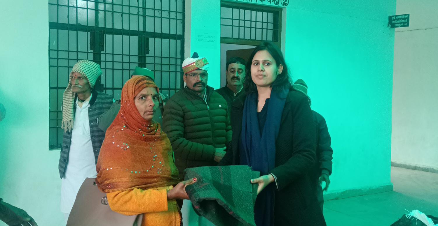 कड़ाके की ठंड में प्रशासन का मानवीय चेहरा लम्भुआ में एसडीएम व तहसीलदार ने बांटे कंबल