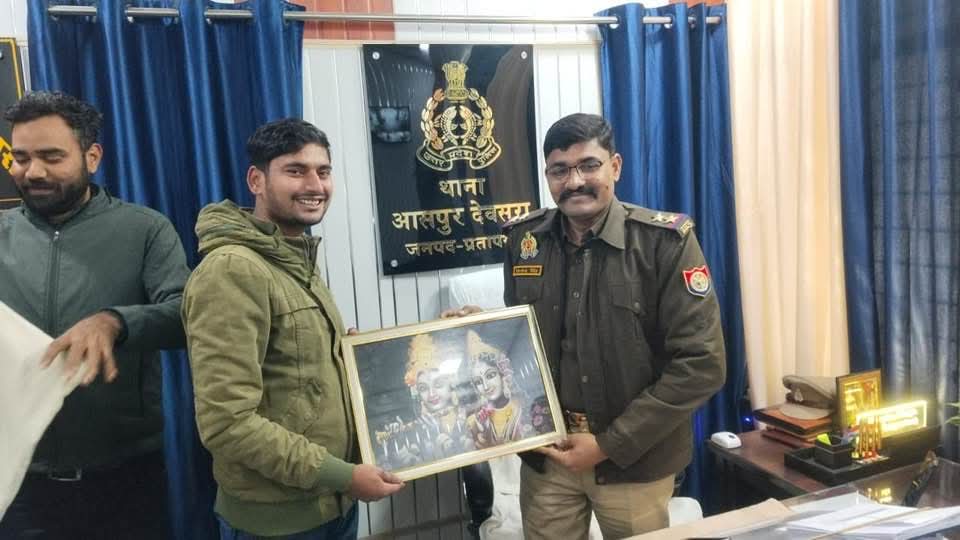 युवा एंटी करप्शन ऑर्गेनाइजेशन के पदाधिकारियों ने थानाध्यक्ष व पशु चिकित्सा अधिकारी को किया सम्मानित