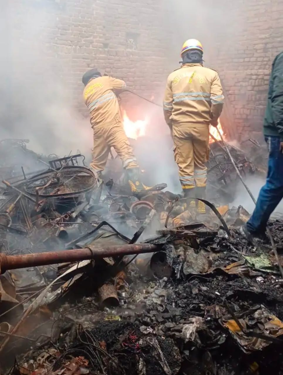 कबाड़ की दुकान में आग लगने से, सात लाख का नुकसान