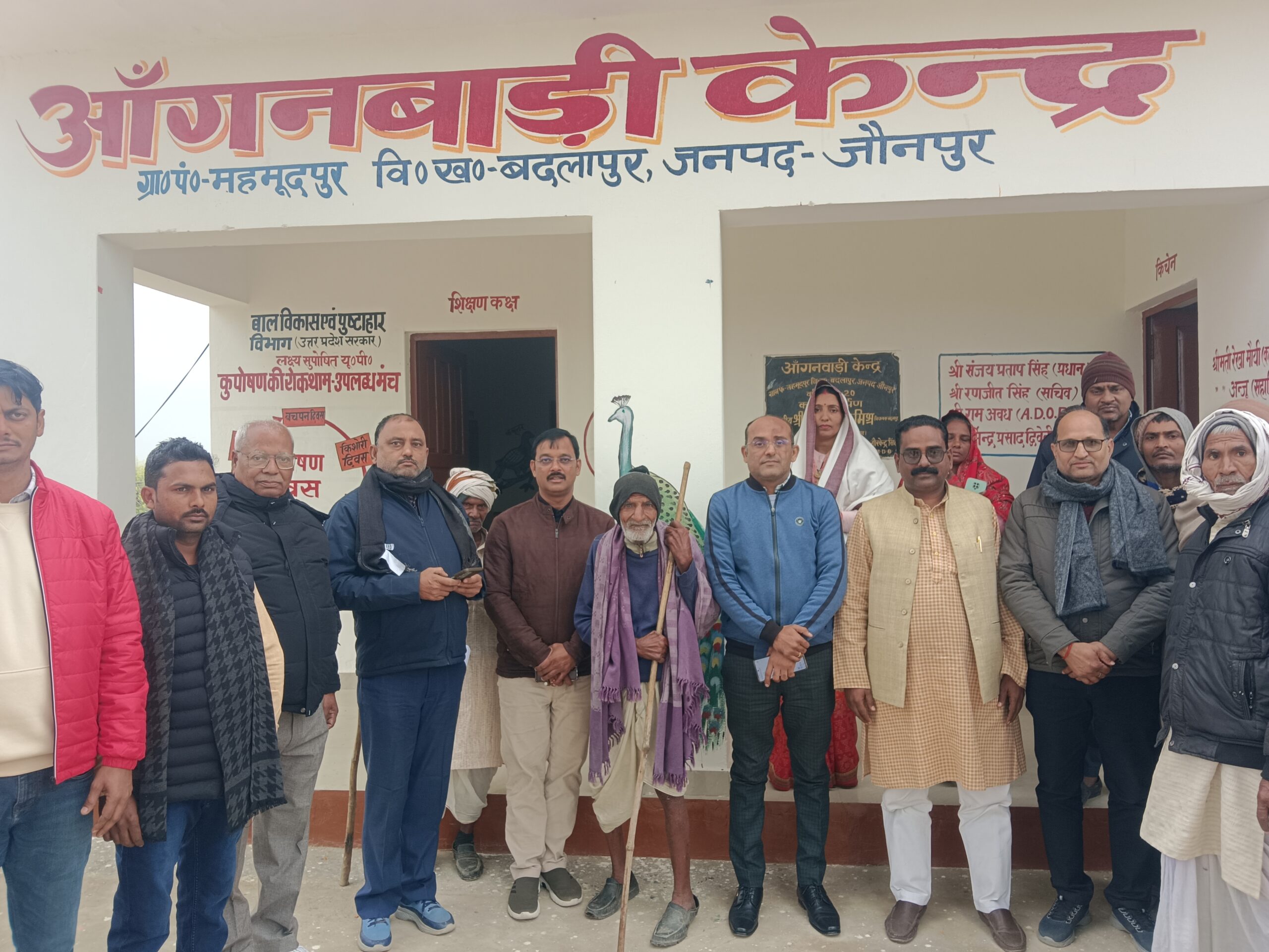 महमूदपुर में नवनिर्मित बने आंगनवाड़ी केंद्र का खंड विकास अधिकारी बदलापुर ने किया औचक निरीक्षण