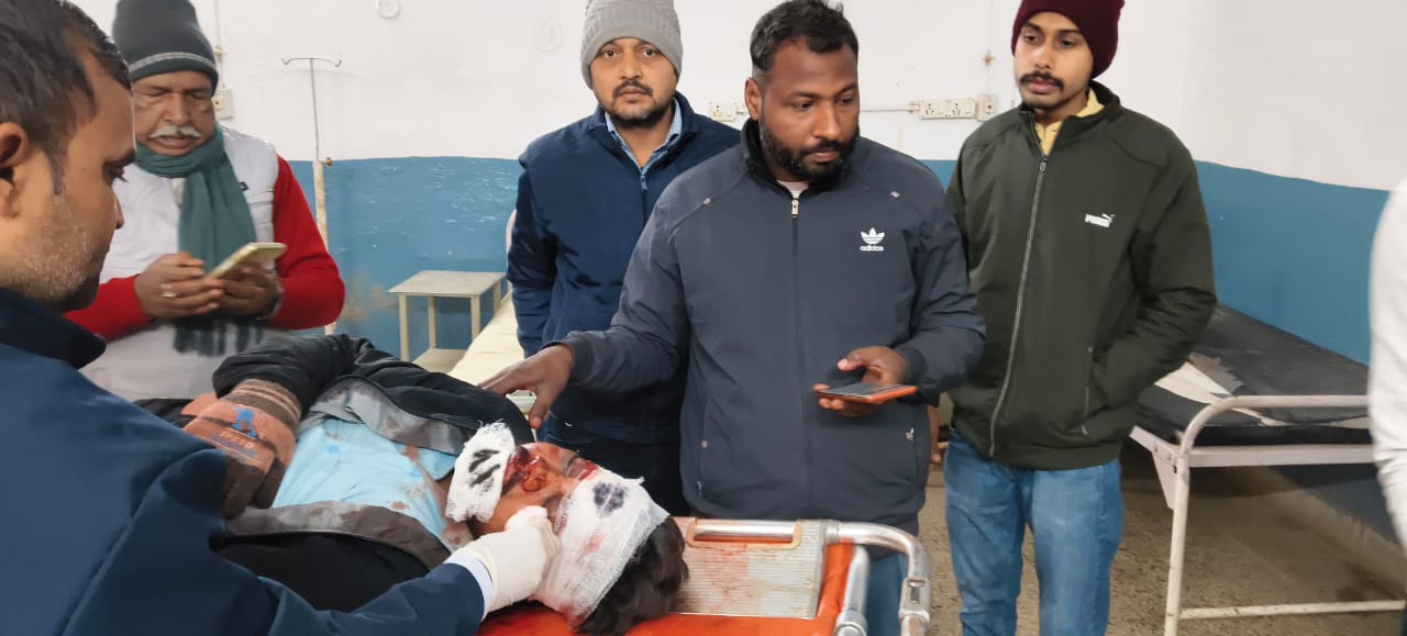 सडक दुर्घटना में बाइक सवार घायल