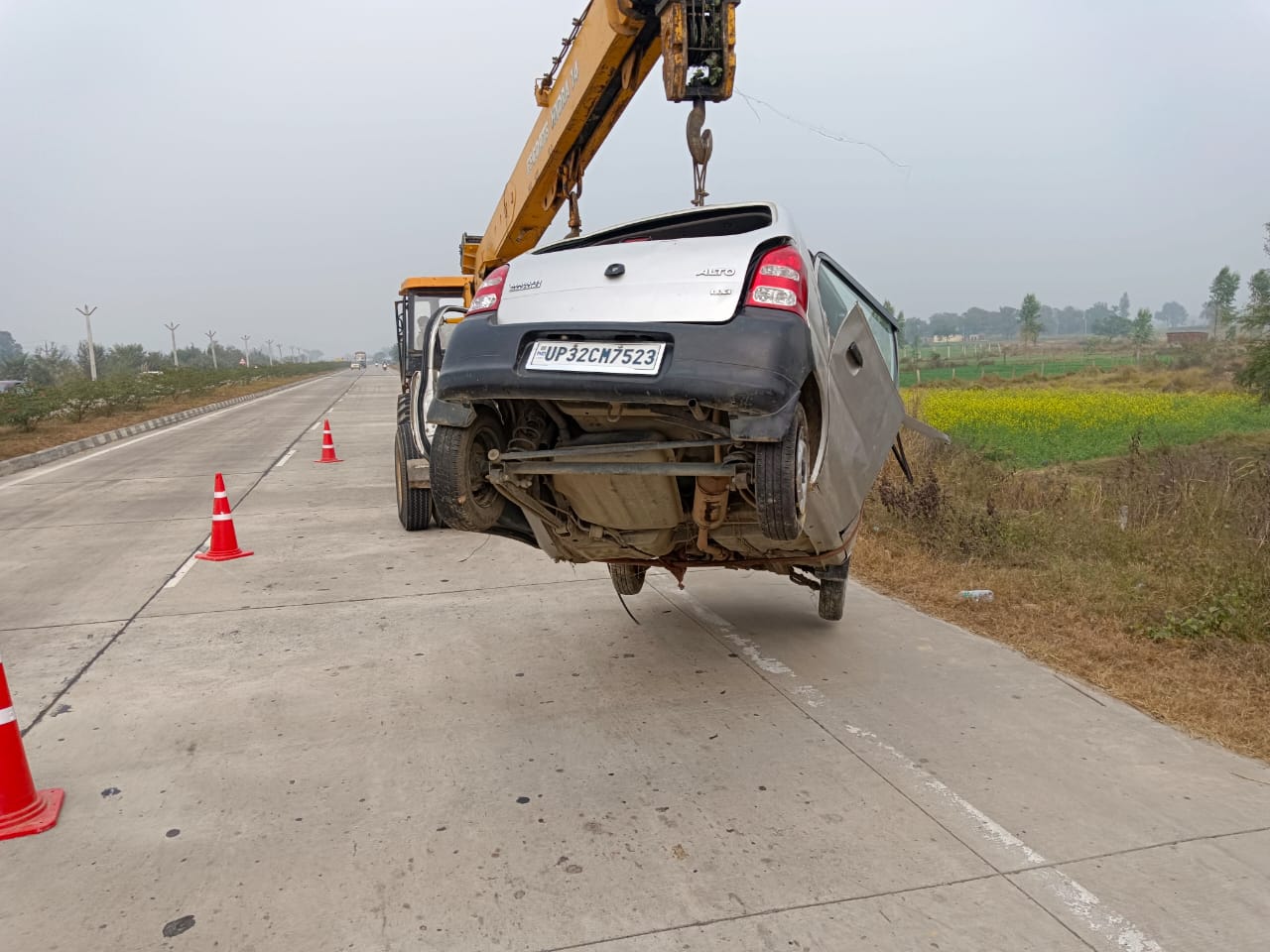 अनियंत्रित ऑल्टो कार हाइवे से पलटी, एक की मौत