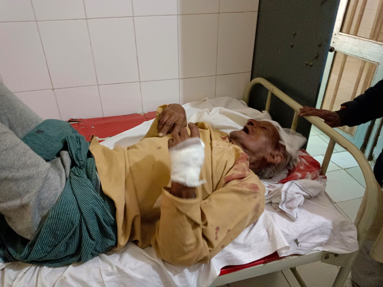 सिगरामऊ कबेली के पास सड़क दुर्घटना में वृद्ध गंभीर रूप से घायल