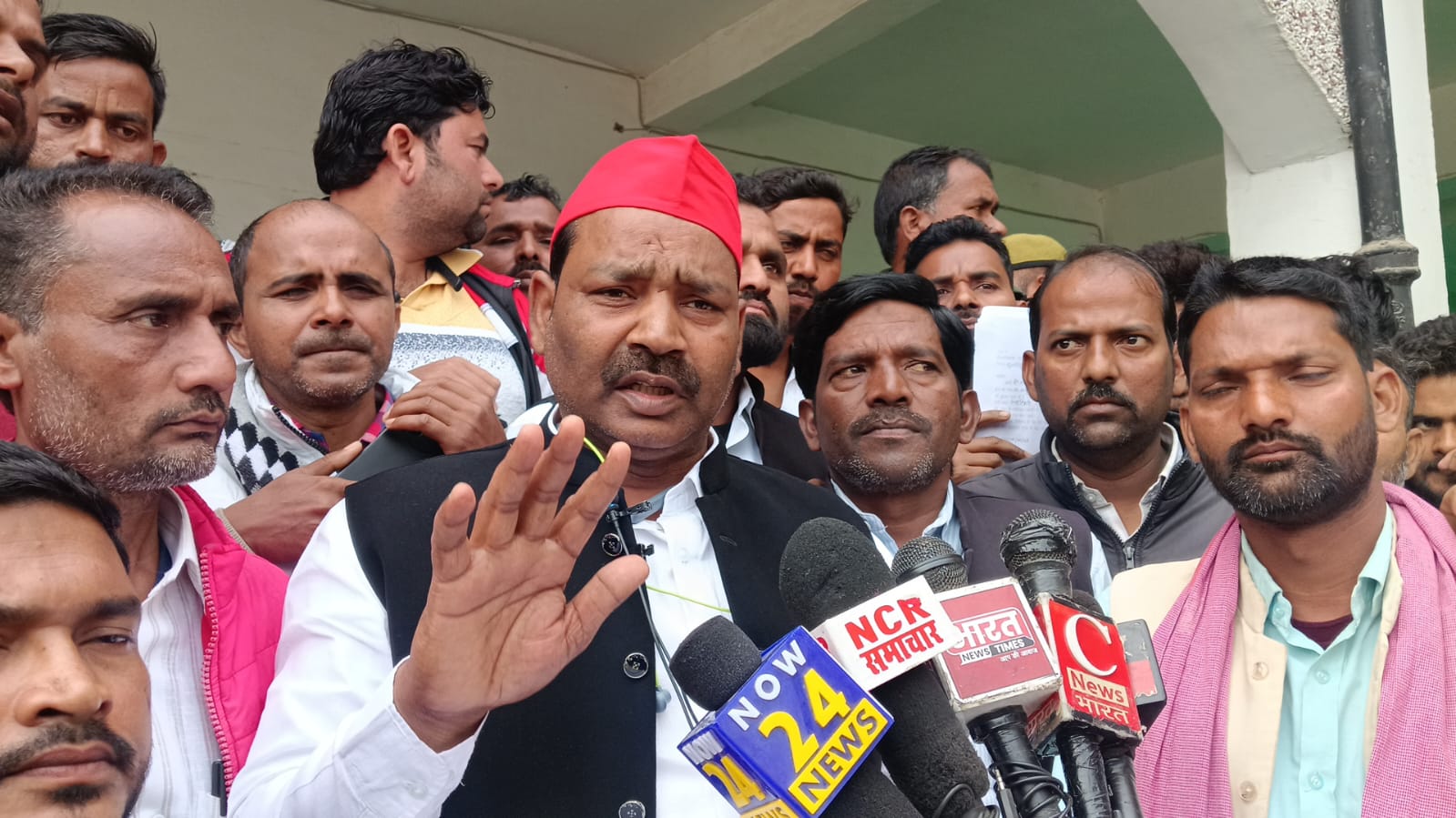 प्रारूप फॉर्म-7 के माध्यम से बड़ी संख्या में मतदाता सूची से नाम काटने का लगाया आरोप दिया ज्ञापन