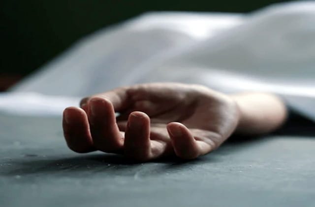 अज्ञात व्यक्ति का शव मिलने से मचा हड़कंप