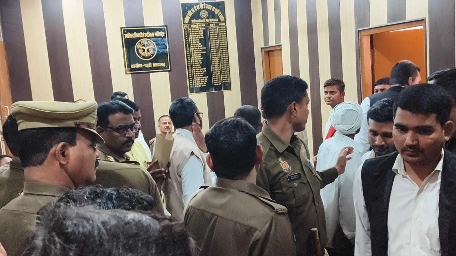 *प्रतापगढ़ में पट्टी एस . डी . एम न्यायिक पर अधिवक्ताओं ने लगाया अभद्रता का आरोप*