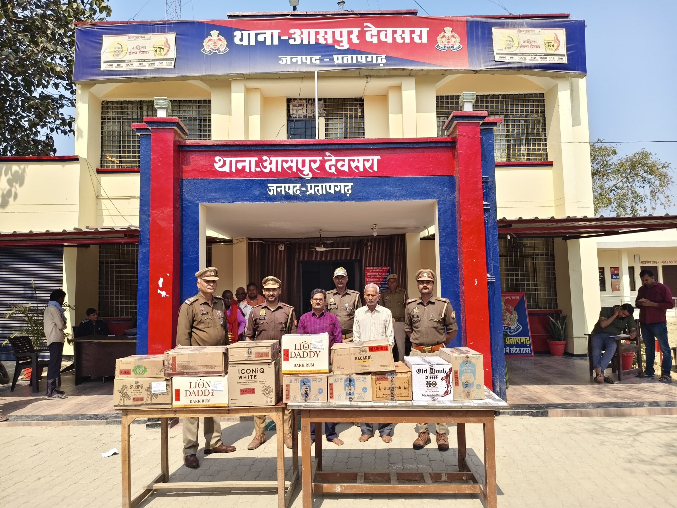 *प्रतापगढ़ आसपुर देवसरा पुलिस ने 13 पेटी अवैध शराब व 4 देशी बम के साथ दो अभियुक्त को किया गिरफ्तार*