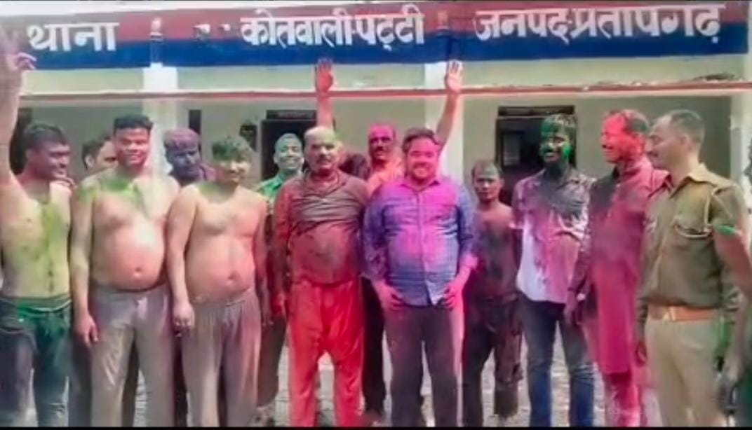 *प्रतापगढ़ पुलिस लाइन में डीएम-एसपी ने खेली होली जवानों संग रंग-गुलाल, फूलों की वर्षा और डीजे पर थिरके अधिकारी*