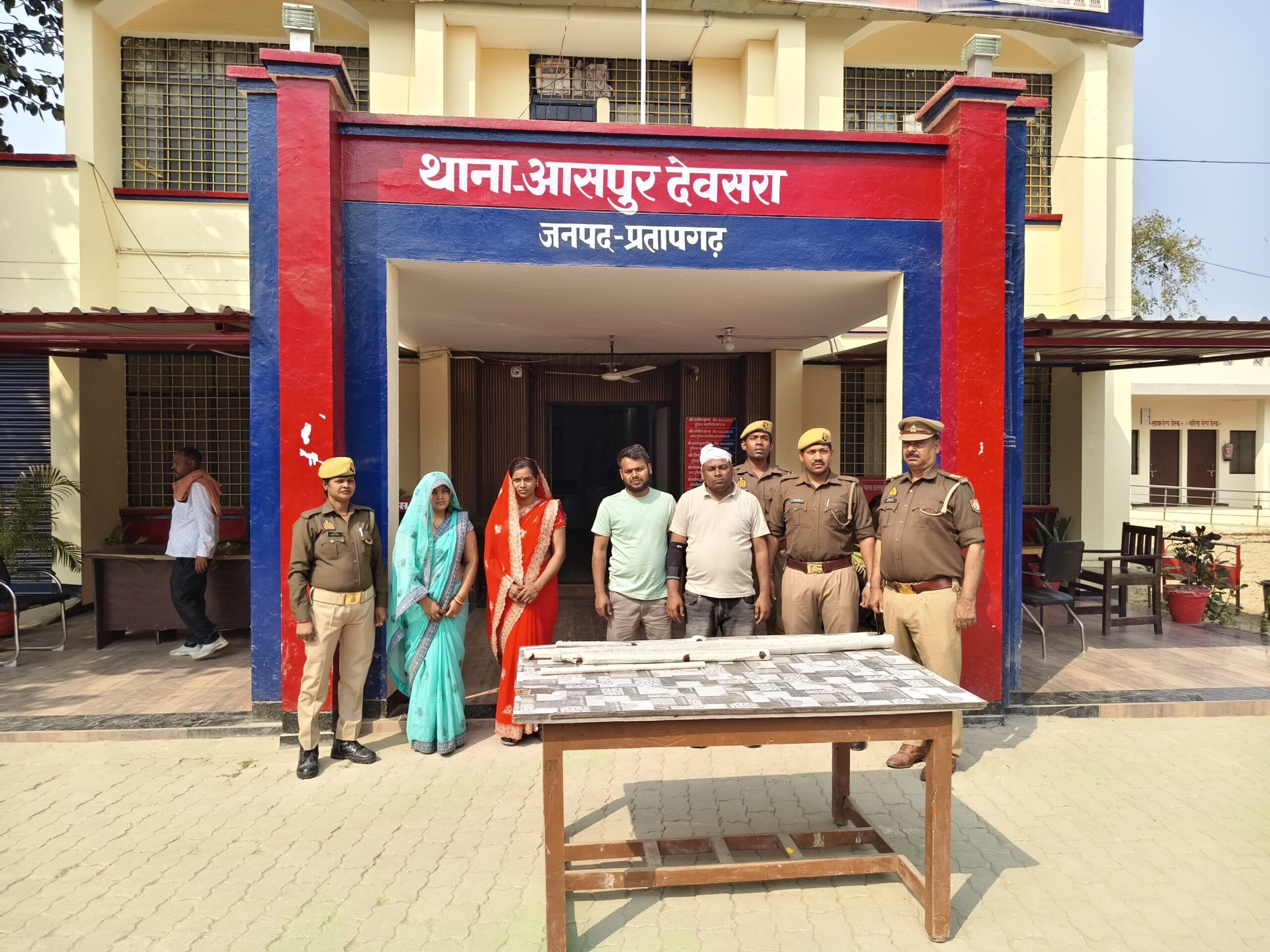 प्रतापगढ़ थाना आसपुर देवसरा क्षेत्रांतर्गत रास्ते के विवाद में जानलेवा हमला करने वाले दो दंपती गिरफ्तार, कुल्हाड़ी व डंडे बरामद