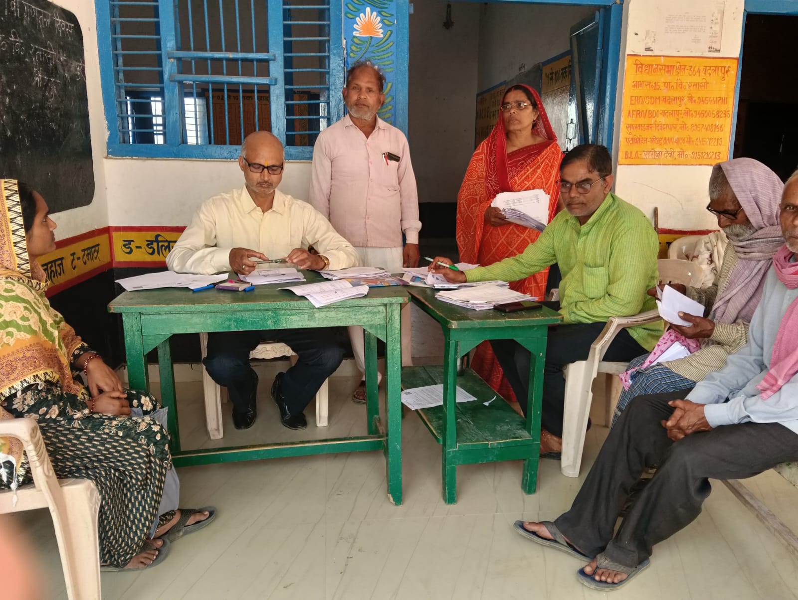 प्रा. विद्यालय रतासी में एसआईआर सर्वेक्षण के तहत तामिल नोटिसों का किया जा रहा निस्तारण