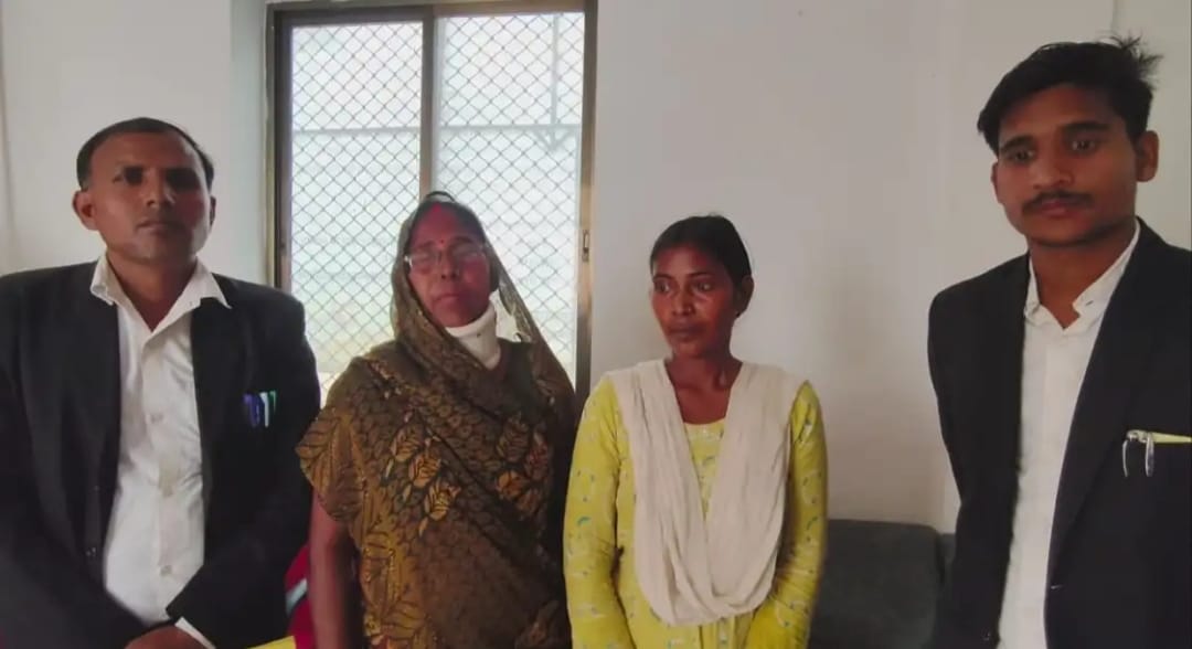 सांड से टक्कर लगने के कारण मृत्यु के बाद, शासन द्वारा पीड़ित परिवार को दी गई चार लाख की आर्थिक सहायता