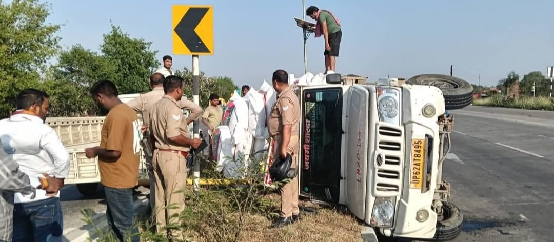 बक्शा हाइवे पर टायर फटने से अनियंत्रित पिकअप पलटा,चालक सुरक्षित